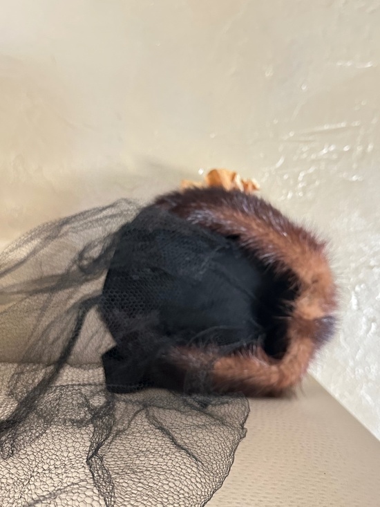 EXQUISITE 1940\'S BLACK FELT & MINK TILT HAT + FABRIC ROSES, STEMS & FULL VEIL main image 10